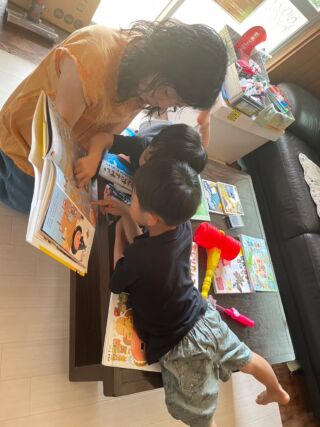 📚絵本サポーター活動📚

絵本を通して
心にある思いや問いを言葉にする力
誰かと気持ちを分かち合う力を
育てていきたい

その想いを胸に 
絵本サポーターとして活動しています

星灯りテラスにて
移住者の座談会に参加してきました🌿

私は25年前に多古町へ移住したひとりです😊

ランチ会のはずが…
「おしりたんてい」が目に入った瞬間
子ども達と絵本の世界に飛び込んでました💨

ページをめくるたびに
どんどん前のめりになっていく
子ども達の姿に
読んでいる私のほうが癒やされました💗

大好きな絵本読み聞かせタイム📚✨
ほんの少しのきっかけで心がつながる
そんな瞬間に立ち会えて嬉しかったです

最近は高校生に向けて
第2の習慣 “終わりを思い描く”を
絵本で体感するワークも行っています

絵本があるからこそ 
言葉を越えて心に届く

今日の子ども達の反応をみて
やっぱり絵本は心の栄養だなぁ～
と 改めて実感しました

読み終わったあと
キラキラした目で
「もっと読んで！」
リクエストにお応えして2冊
読み聞かせしちゃった

ありがとう 
絵本の時間を一緒に楽しめて
幸せだったよ🌸

-------------------

🌏読書は自分のため
そして世界への貢献にも

アドバンネットの読書教室では
読書10冊ごとに開発途上国へ
本が届く仕組みを導入しています
@roomtoread_jp

「また世界のお友達に本をプレゼントできた！」
と 誇らしそうに報告してくれる生徒さん達

小さな行動が世界を照らす光になる
そんな経験をたくさん積みながら
絵本と共に子ども達の“心”を
育んでいきたいと思っています
--------------
あなたの
“心に残っている絵本”
ありますか？
--------------
#アドバンネット
#多古町
#絵本好き
#読み聞かせ
#絵本の力
#絵本時間
#自己肯定感を育てる
#教育の力
#感情教育
#絵本読み聞かせ
#心の栄養
#非認知能力
#学びのある暮らし
#共に育つ
#夏休み

@gurico0718
お誘いいただきありがとうございます
@takonohoshi
@hoshiakari.terrace
ライスバーガー美味しかったです
今度はおにぎりを食べにいきますね！