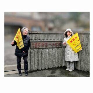 月に一度の小学校前でのあいさつ運動

多古町の子ども達の登下校を見守る
タコ足ヒーローズプロジェクト

今朝はヒーロー不在

私は全身真っ白
雪だるまのつもり

着ぐるみの迫力には
到底 追いつけない⛄

それでも
初参加のおばちゃん2人で
「おはよう」「いってらっしゃい」😄

驚いた顔で通り過ぎる子
照れながら手を振る子

朝の数分
同じ空気を吸いながら
子ども達とすれ違う時間

見守るつもりで立っていたのに
私の方が元気をもらっていました

着ぐるみには遠く及ばないけれど
雪だるまも案外悪くない

…と
ほくそ笑んでいる私でした🤭

誘ってくださった槇の実会のみなさま
ありがとうございました💗
@makinomikai.1992 

#アドバンネット
#多古町

#地域福祉
#朝のあいさつ

#見守り活動
#登校見守り

#ヒーロー活動