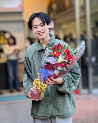 夢が叶う人には共通点がある🌈

それは…
自分の人生を自分で選ぶという決断

そう決めたとき
行動が変わり 未来が動きはじめる

彼が言っていた
「チャンスは取りに行くもの」
「努力は楽しむもの」

夢は…
信じて進む人のところへ やってくる

そのことを
彼の在り方から教えてもらいました
---------
翔太くん @_nana7.x 
久しぶりに会えて嬉しかったです

翔太くんの目覚ましい成長を見て
舞台の間
感動で涙が止まりませんでした😂

来年の舞台も楽しみにしています🎭

また観客席で泣いている人がいたら
たぶん私です😂

#アドバンネット
#多古町
#夢を叶える
#挑戦
#俳優志望
#舞台俳優
#夢に向かって