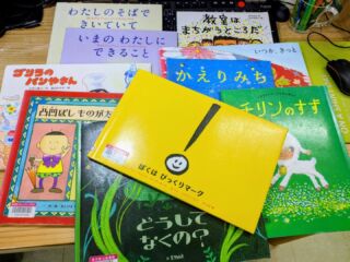 📚️
絵本は心の「おくすり」です📚️

3月9日 (月) 9時半～14時
多古新町ハウス寺子屋にて
たこーちんぐ 《福祉ウィーク編》

普段はスクールの中で
高校生に
絵本コーチングをしています

絵本は
みなさんの心に
そっと問いを届けてくれる存在

ページをめくるたびに
記憶や気持ちが動き出し

同じ絵本を読んでも
感じることは一人ひとり違う

その違いがとても豊かで
その瞬間に立ち会えることが
私にとっての喜びなのです

普段は学生さんと過ごしている
この絵本の時間を
みなさんにもお届けします。

絵本の中で
どんな問いが生まれるのか

その時間を
ご一緒できたら嬉しいです

最後に
この機会を作ってくださった
@gurico0718 さん
ありがとうございました

#アドバンネット
#多古町
#絵本
#絵本コーチング
#多古町イベント