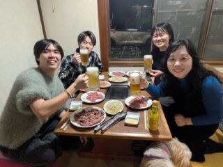 一緒にビールで乾杯できる日がきました🍻

小学生のころから通ってくれている
生徒さん達から食事会のリクエスト

気づけば20歳を過ぎて
こうして一緒に食事を囲めるように

10年という月日は
長かったようであっという間でした

これから
大人同士で過ごせる時間も楽しみです

日々の環境は変わっても
こうして関われることが嬉しいです

毎月の自分を整える時間
7つの習慣®実践会でまた会いましょう

#アドバンネット
#多古町
#乾杯できる幸せ
#つながるご縁
#人とのつながり
#学びの時間
